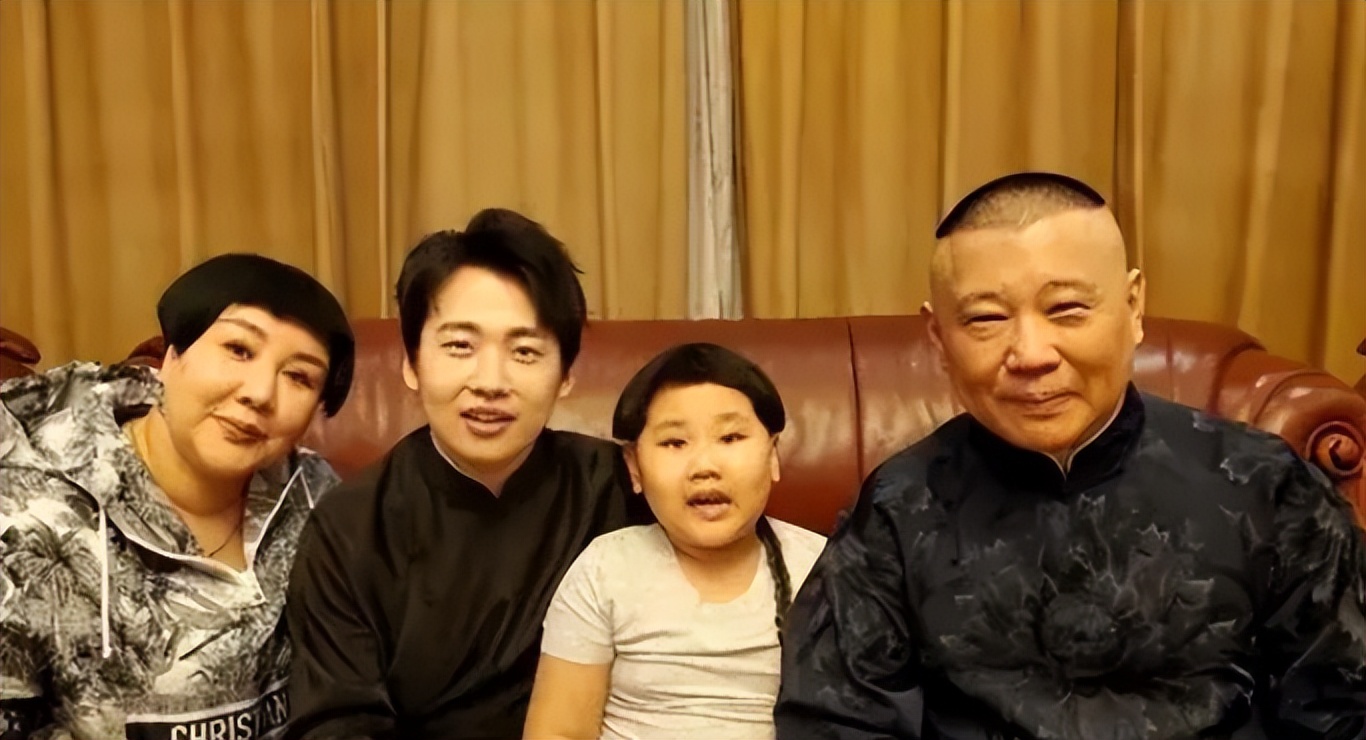 郭德纲否认父子不和,郭麒麟当众亲他,网友不买账表示做戏太过