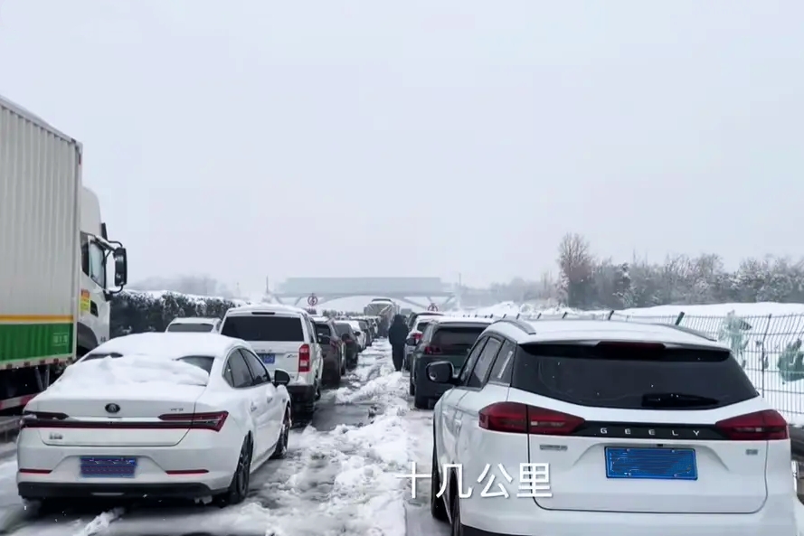 雪天滞留高速,油车vs电车,谁更保鲜?