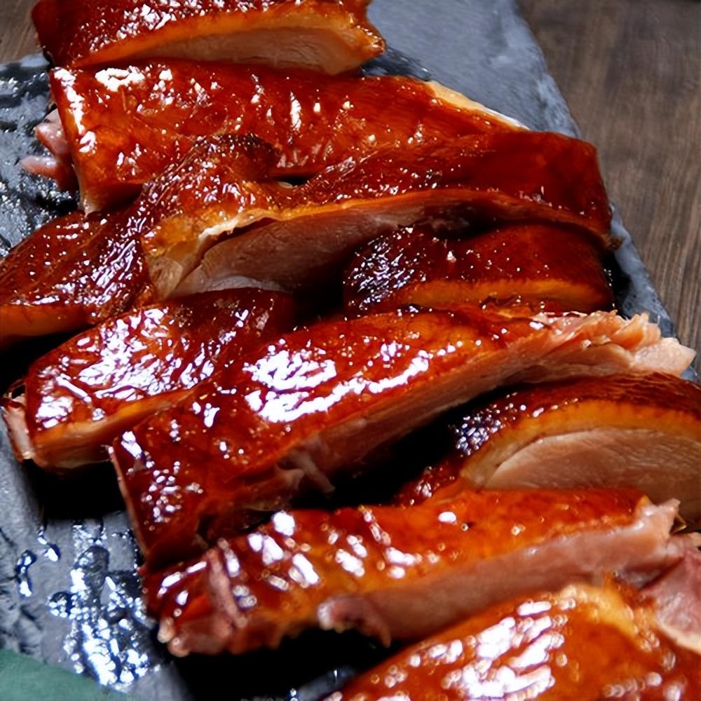 酸梅鸭食材:新鲜鸭肉500克,乌梅50克,红枣10颗,枸杞适量,姜片3-4片,盐