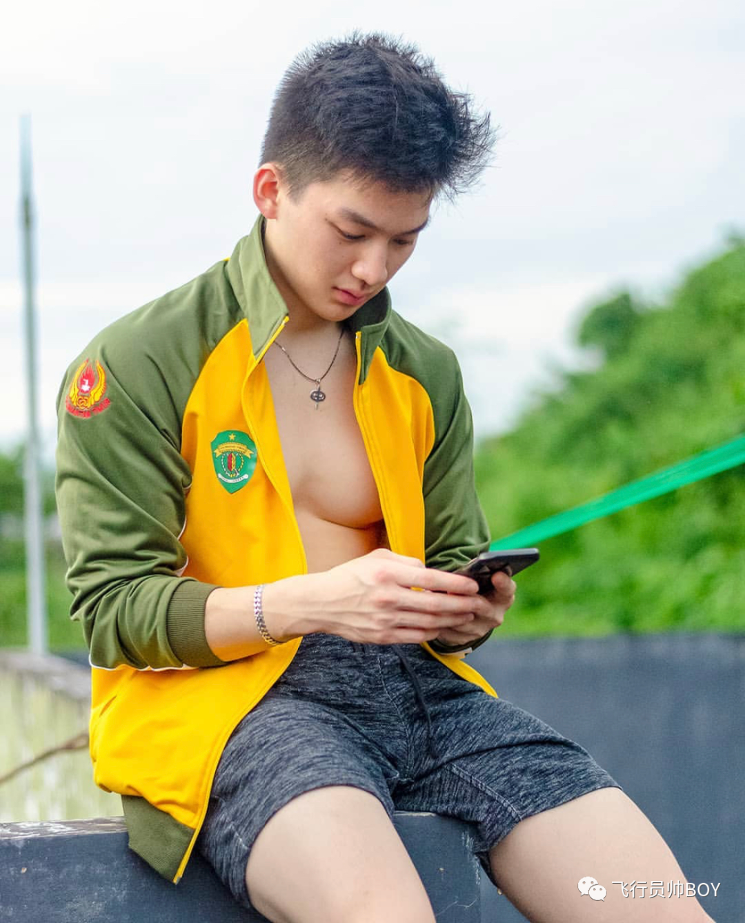 胸肌下垂颜值长残,网红帅哥靠白得发光的肌肉获金主青睐