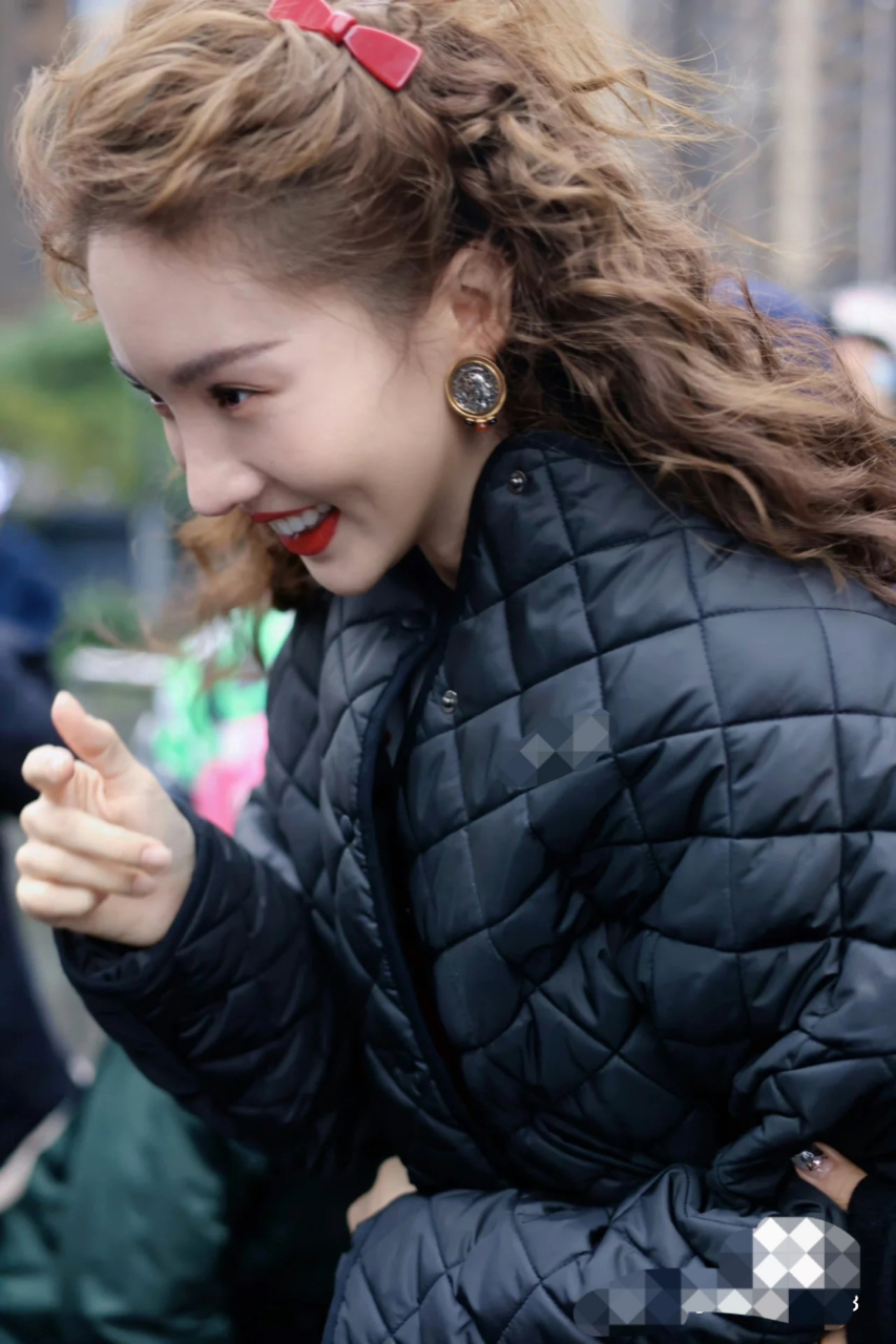 金晨路透|金发造型好芭比96 大喜你也太美了吧 金色卷发造型又港风