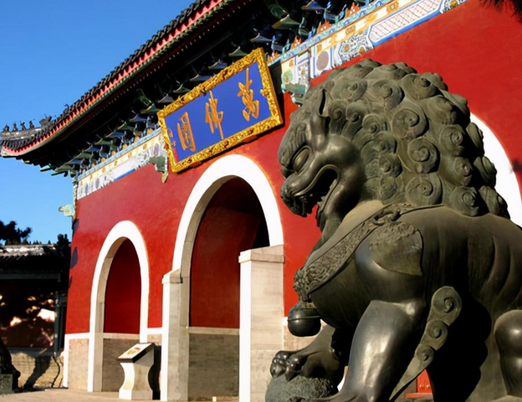 唐山市的万佛园是一处集天地精华,历经20年打造的园林景区,耗资12亿.