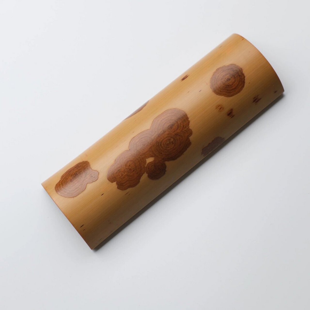 云妃竹去皮留花,那丰润的竹色,湿润如雨后的江南小径,恍若刚刚下过一