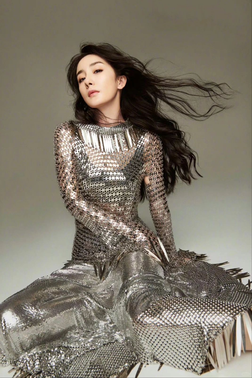 杨幂时尚芭莎大片:时尚与妩媚的完美融合!