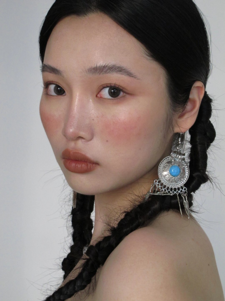 野性少女感  这个妆容以大地色系为主,给人一种自然又充满活力的感觉.