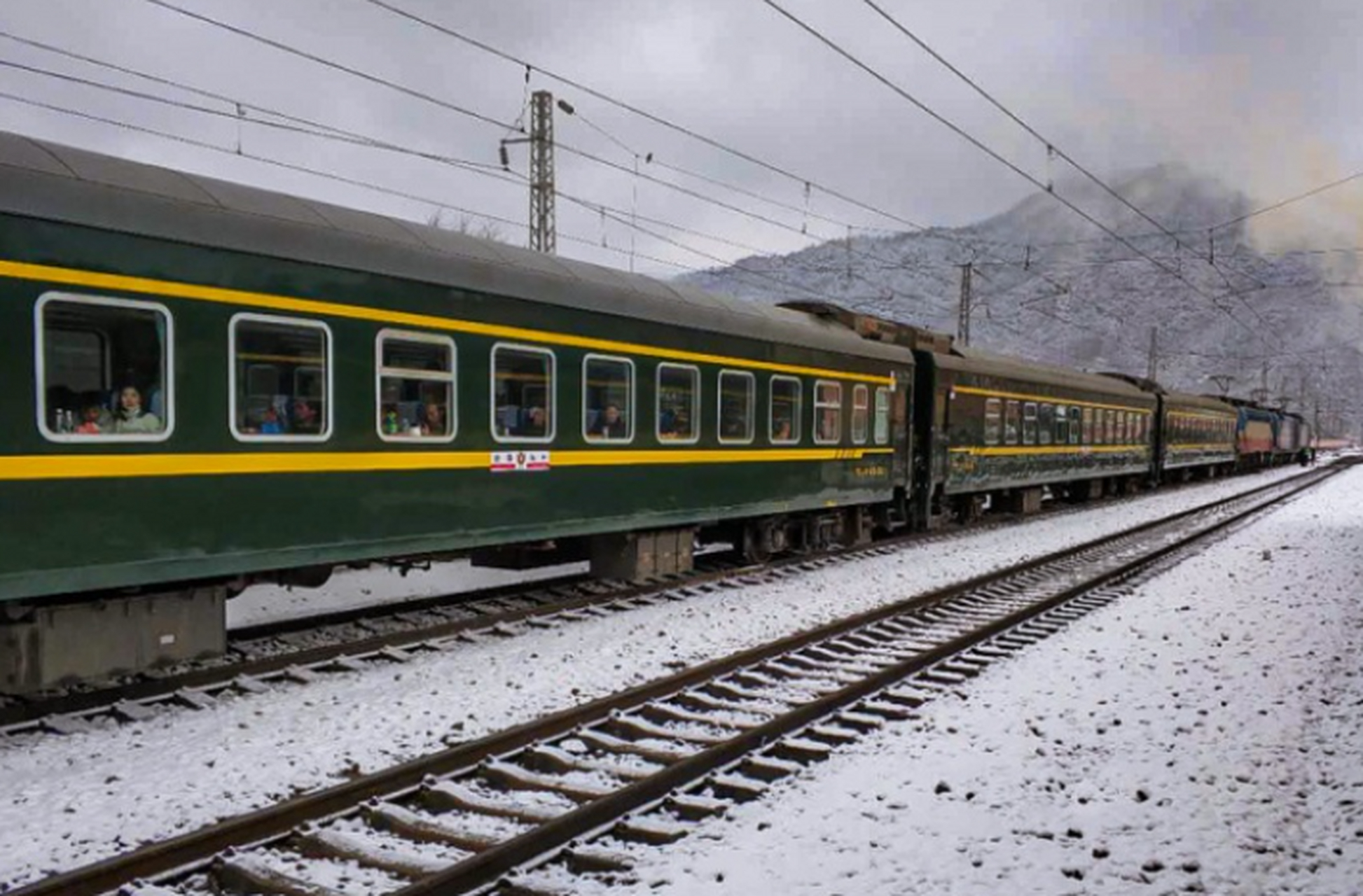 热点引擎计划# 【绿皮火车】:春运中的"不倒翁",雨雪中的回家路  在