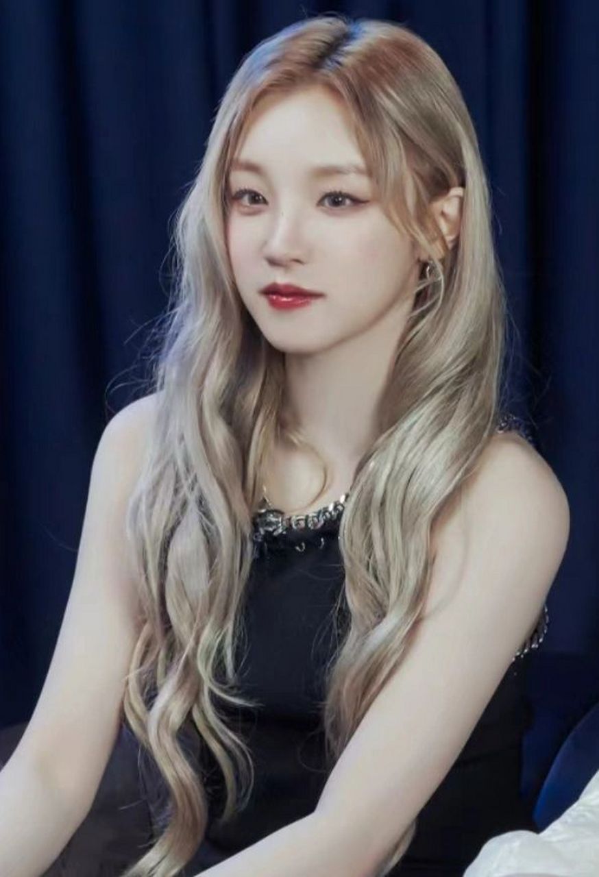 宋雨琦惊艳瞬间,尽显独特魅力  最近看到一组关于gidle成员宋雨琦的美