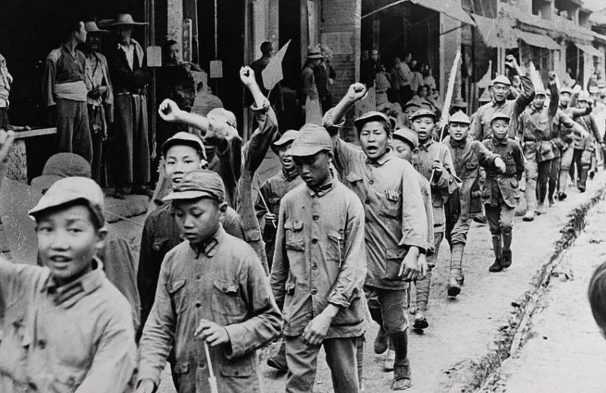 抗日战争时期的娃娃兵,他们虽然只有十几岁,但是他们却有满腔的报国