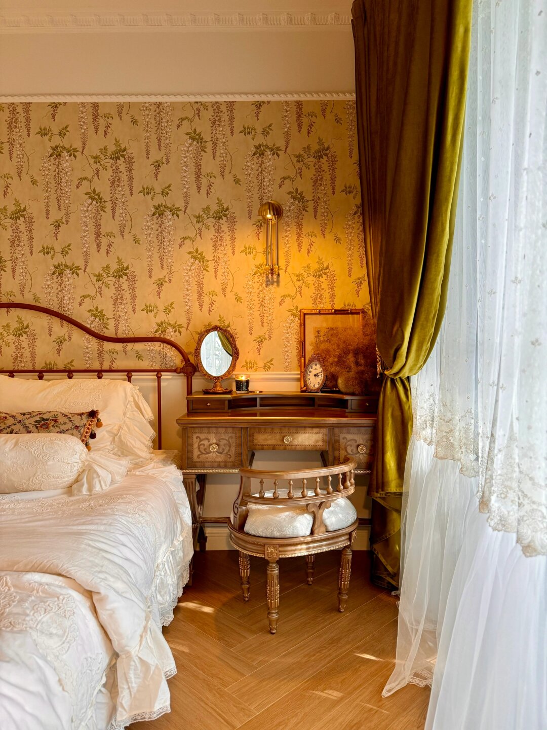 这种风格的卧室通常具有浓郁的欧洲古典气息,以华丽的装饰和精致的