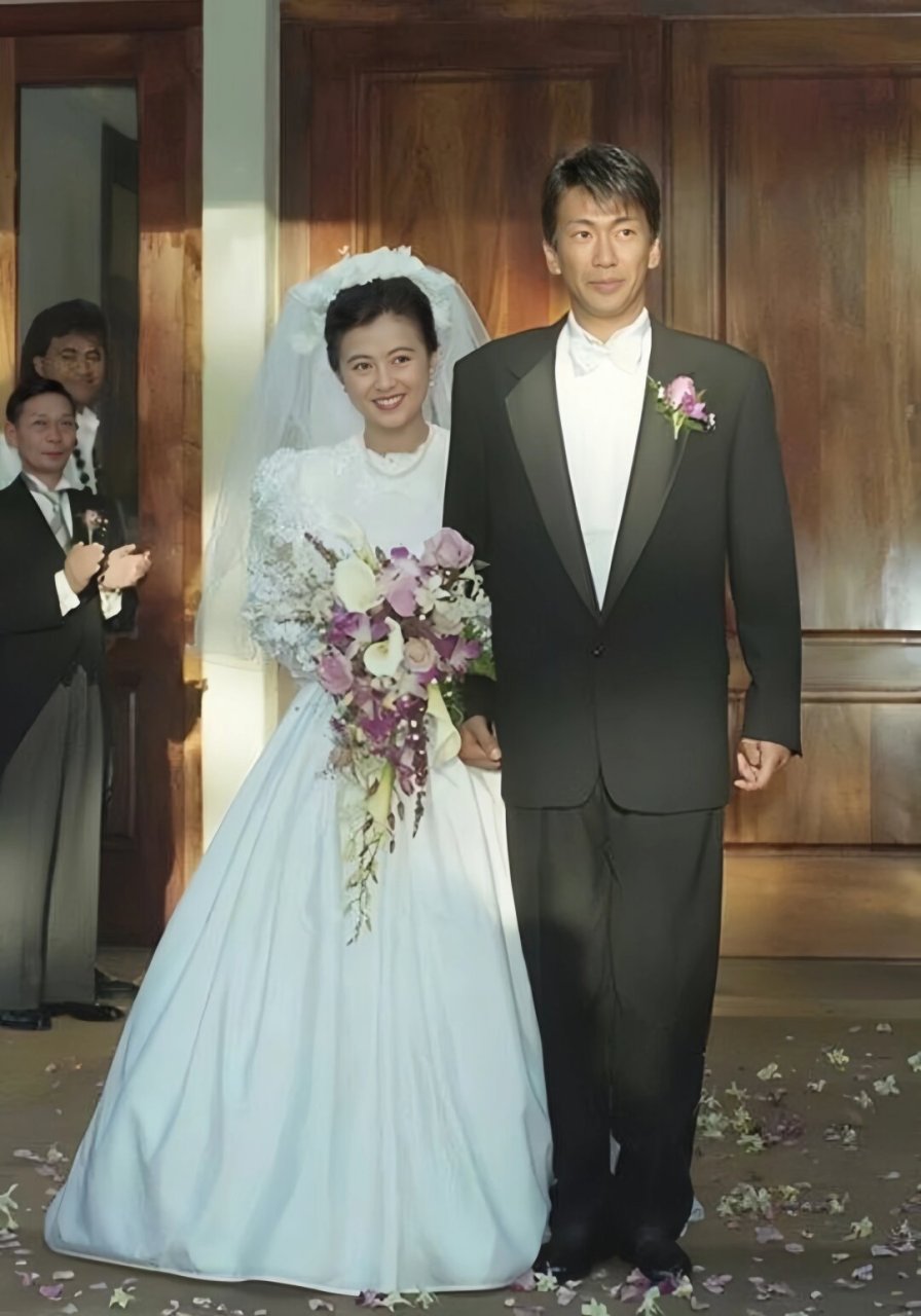 1992年5月,玉置浩二与药师丸博子喜结连理,幸福洋溢.