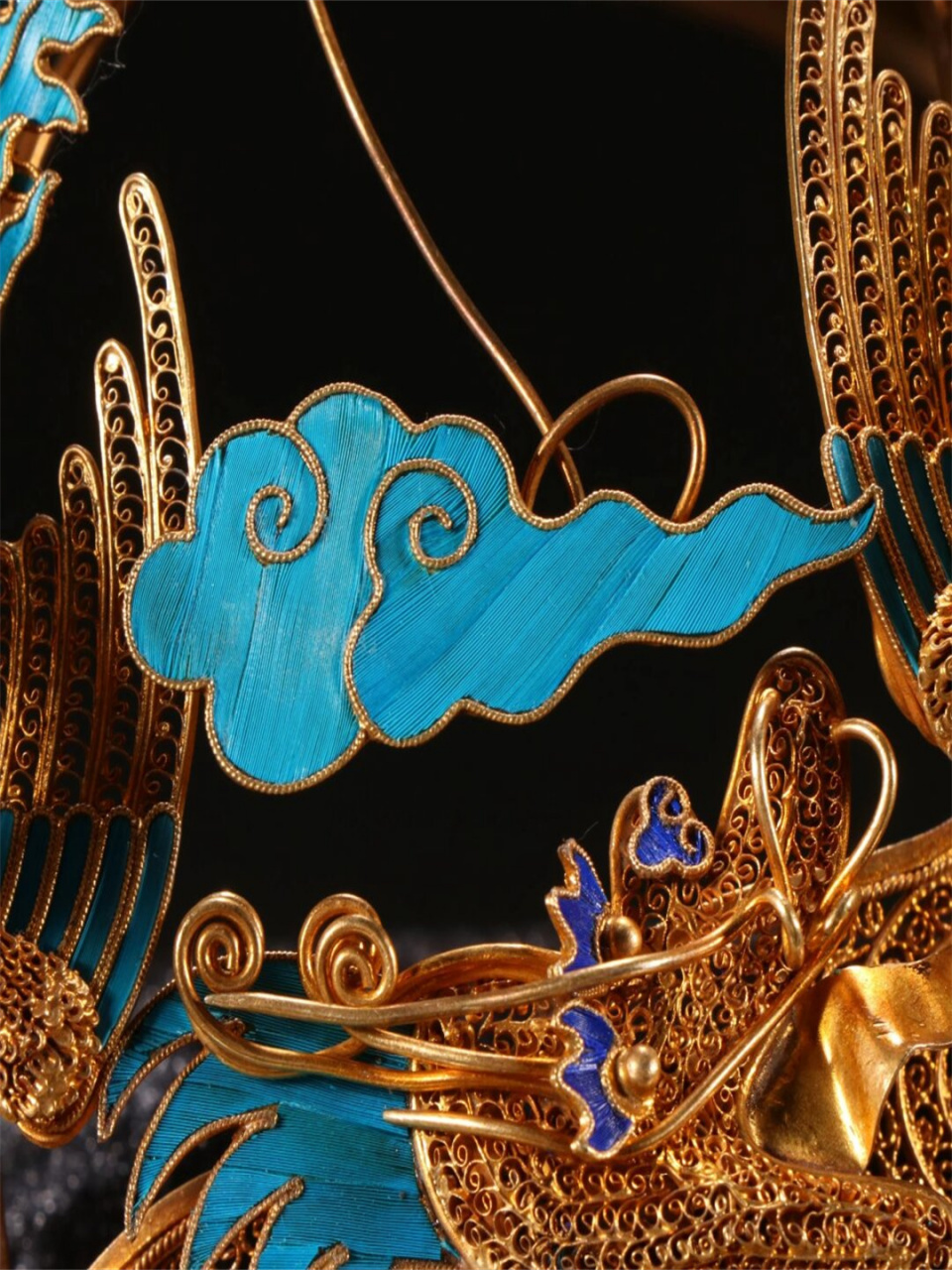 银鎏金点翠龙凤纹凤冠  曾经,我有幸亲眼目睹了一顶华丽的银鎏金点翠