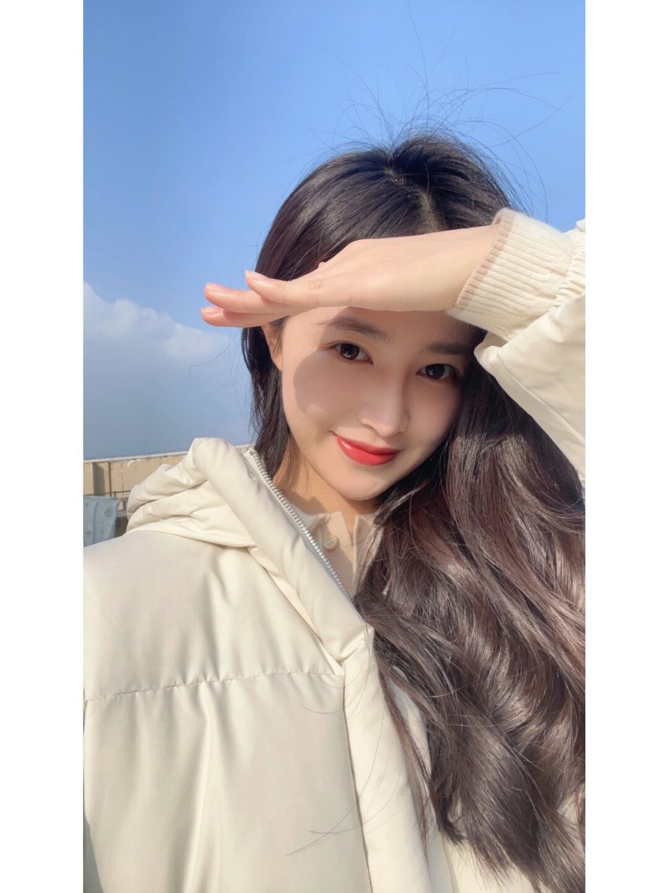 这些生活照,有的记录了冬日里的阳光,雪花,有的则记录了家庭聚会,朋友