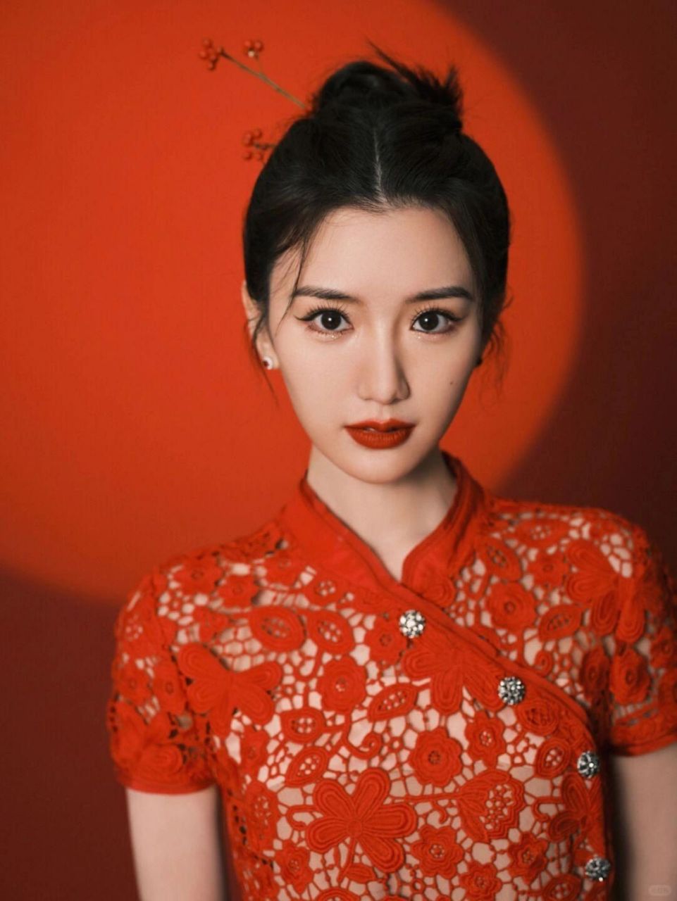 毛晓彤的一身红色蕾丝连衣裙真的让我眼前一亮.