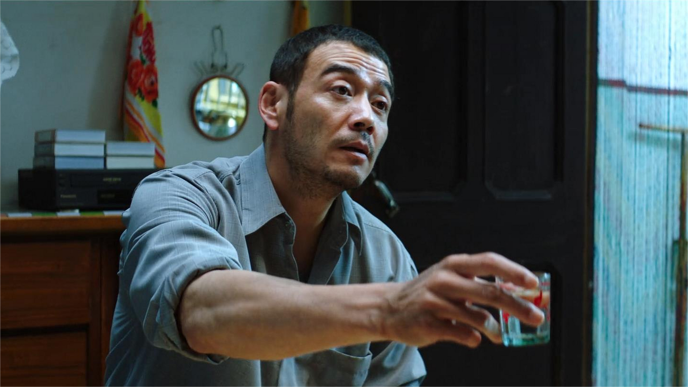 雷东宝被抓进去坐牢的那些年,小雷家村的日子好不到哪儿去,劳保福利