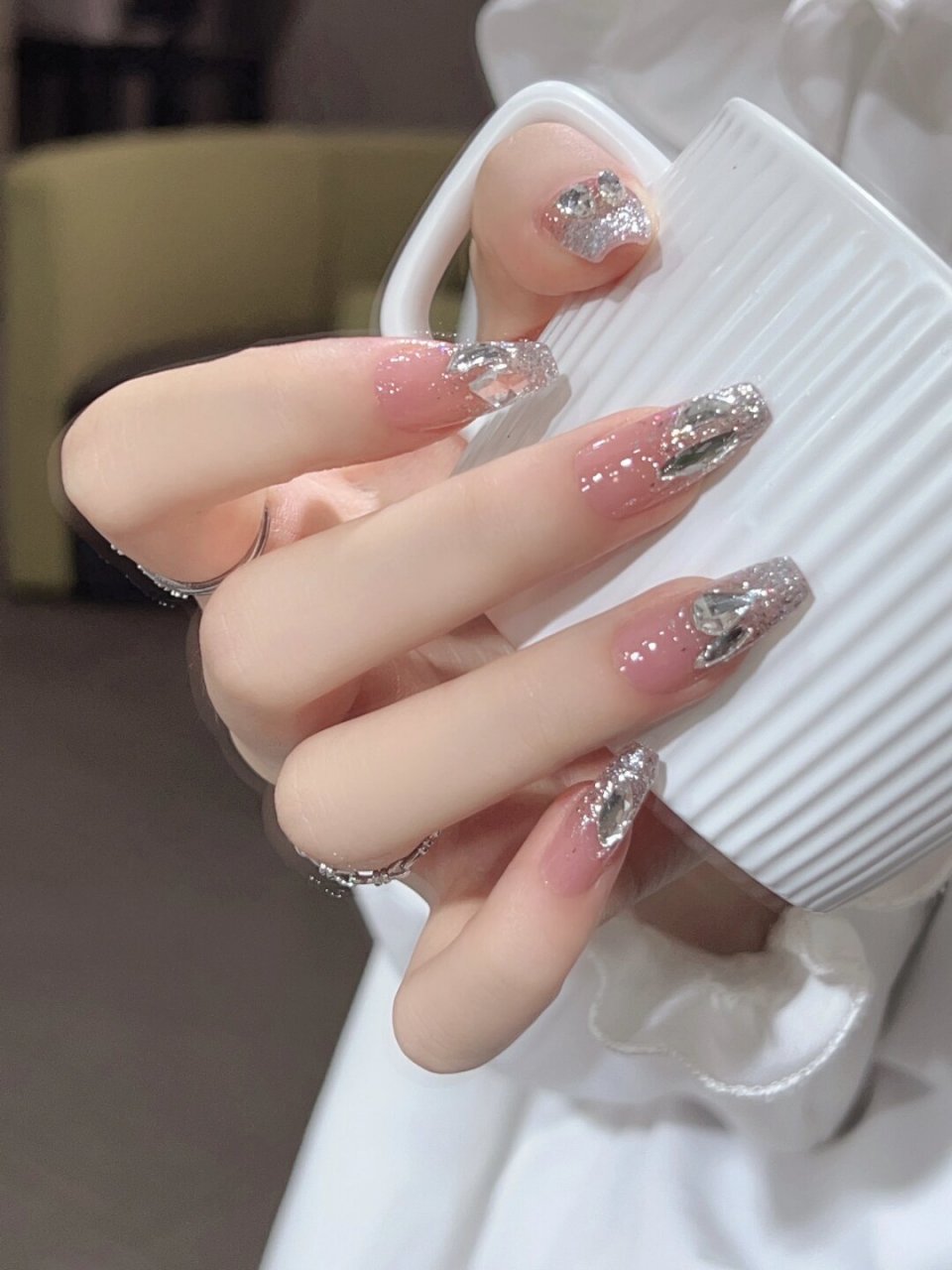 亮闪闪的美甲哪个女孩子不喜欢呢  9478亲们,你们是不是跟我一样