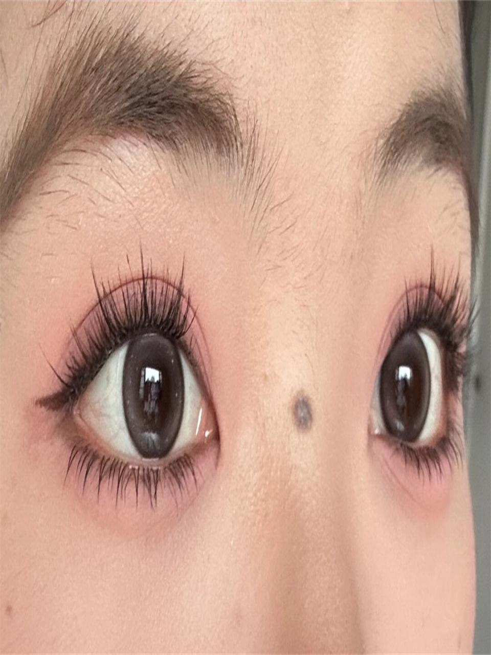 粉色小烟熏妝  首先,选择一款粉色系的眼影,涂抹在整个眼窝区域,打造