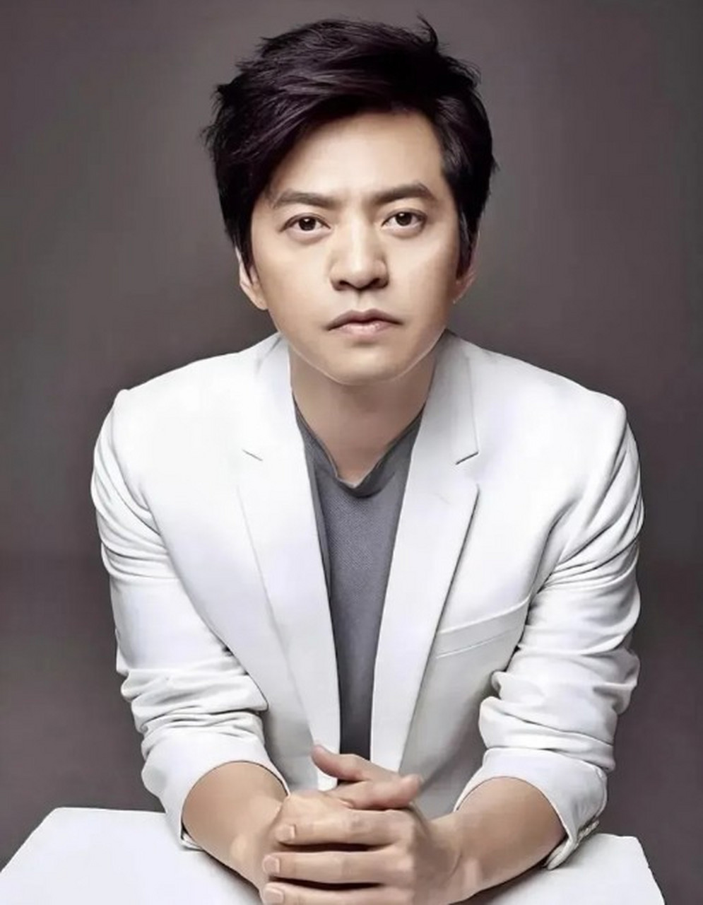 歌手李健近日发表了对爱情与年龄的看法,引起了公众的深思.