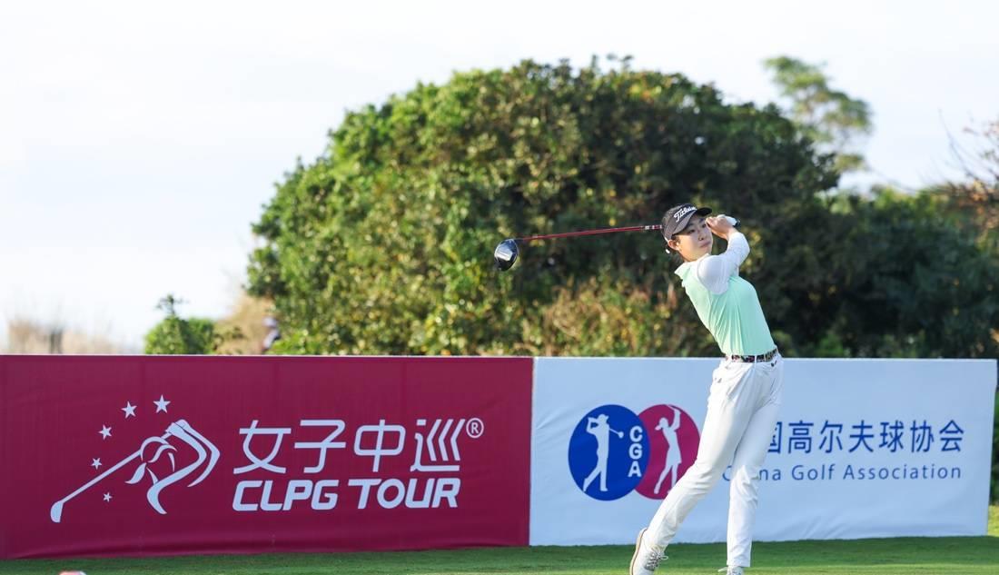 16岁的吴天琦以65杆领先女子中巡资格赛,普渡大学邦纳伯蒂列第二