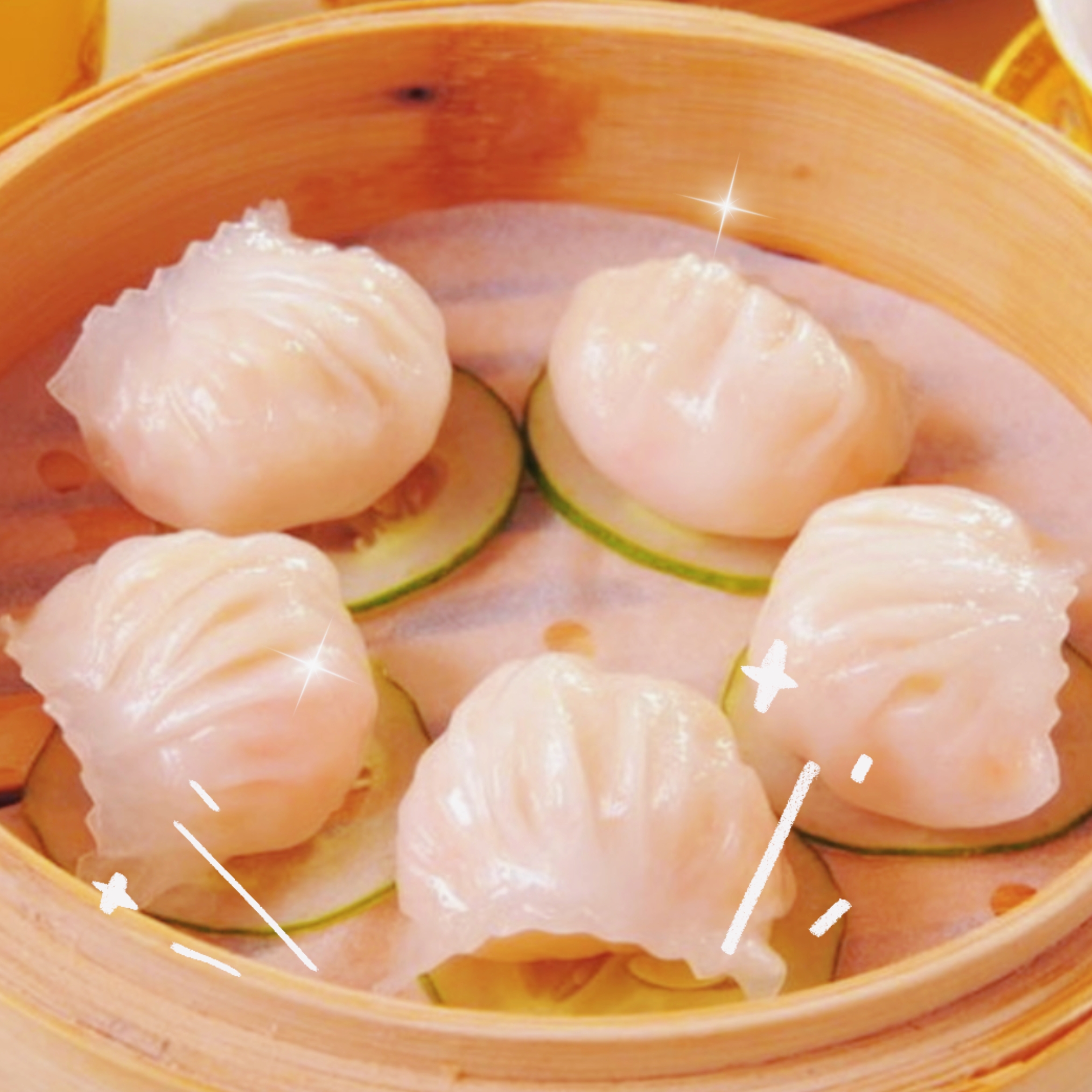 制作美味的水晶虾饺:透明鲜亮的外皮,鲜美可口的馅料,风味独特