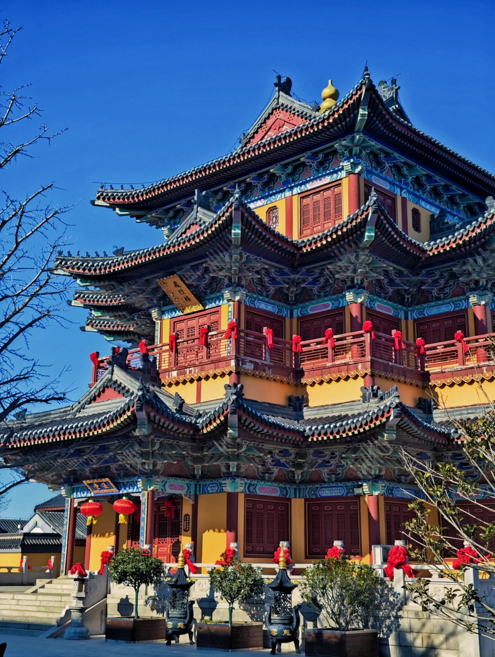 青岛胶州的慈云寺,建筑雄伟庄严,其中藏经楼的斗拱真的很抢眼,不得不