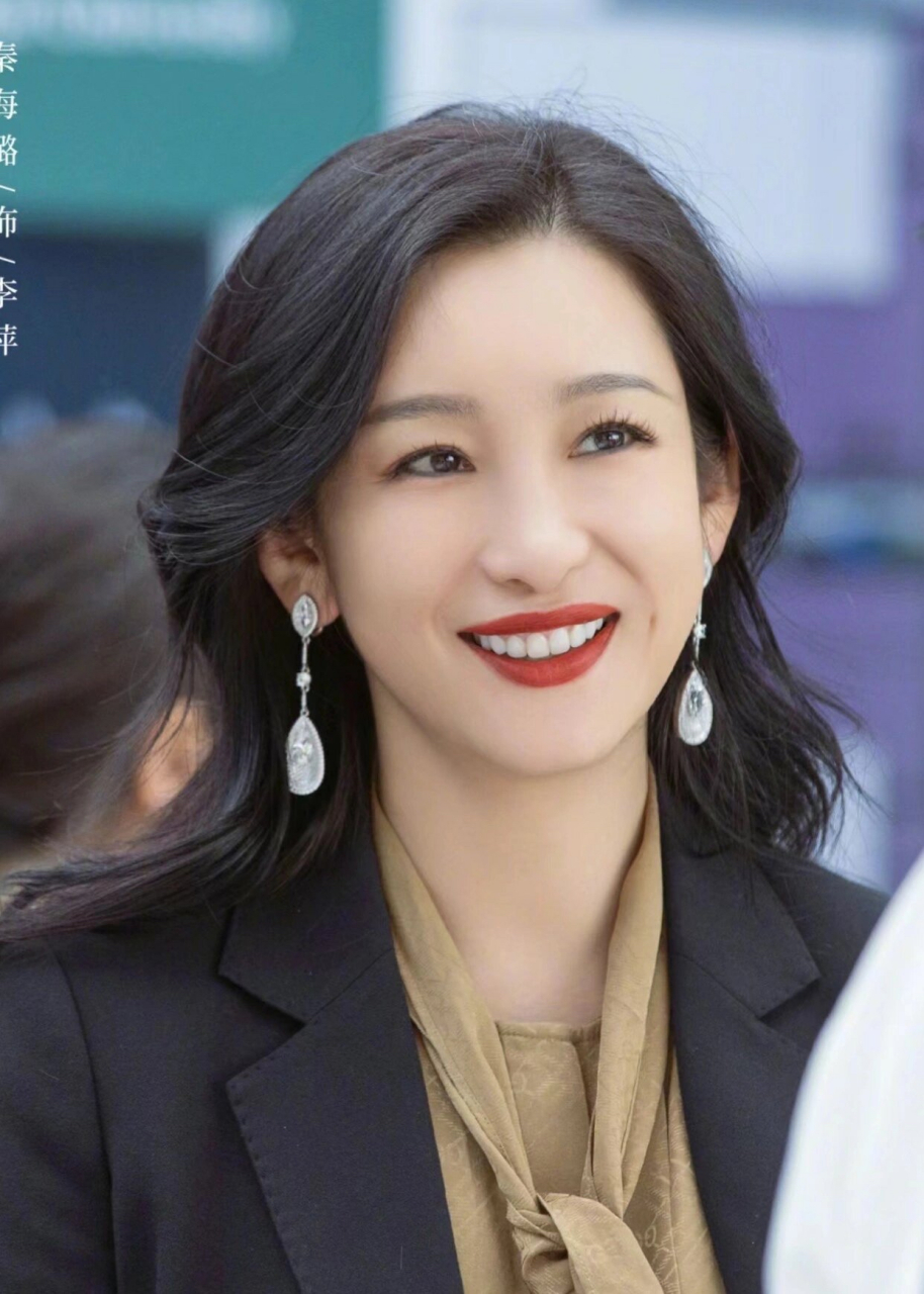 年轻时的秦海璐虽然是单眼皮,但却挺有辨识度的,很耐看.大家觉得呢?