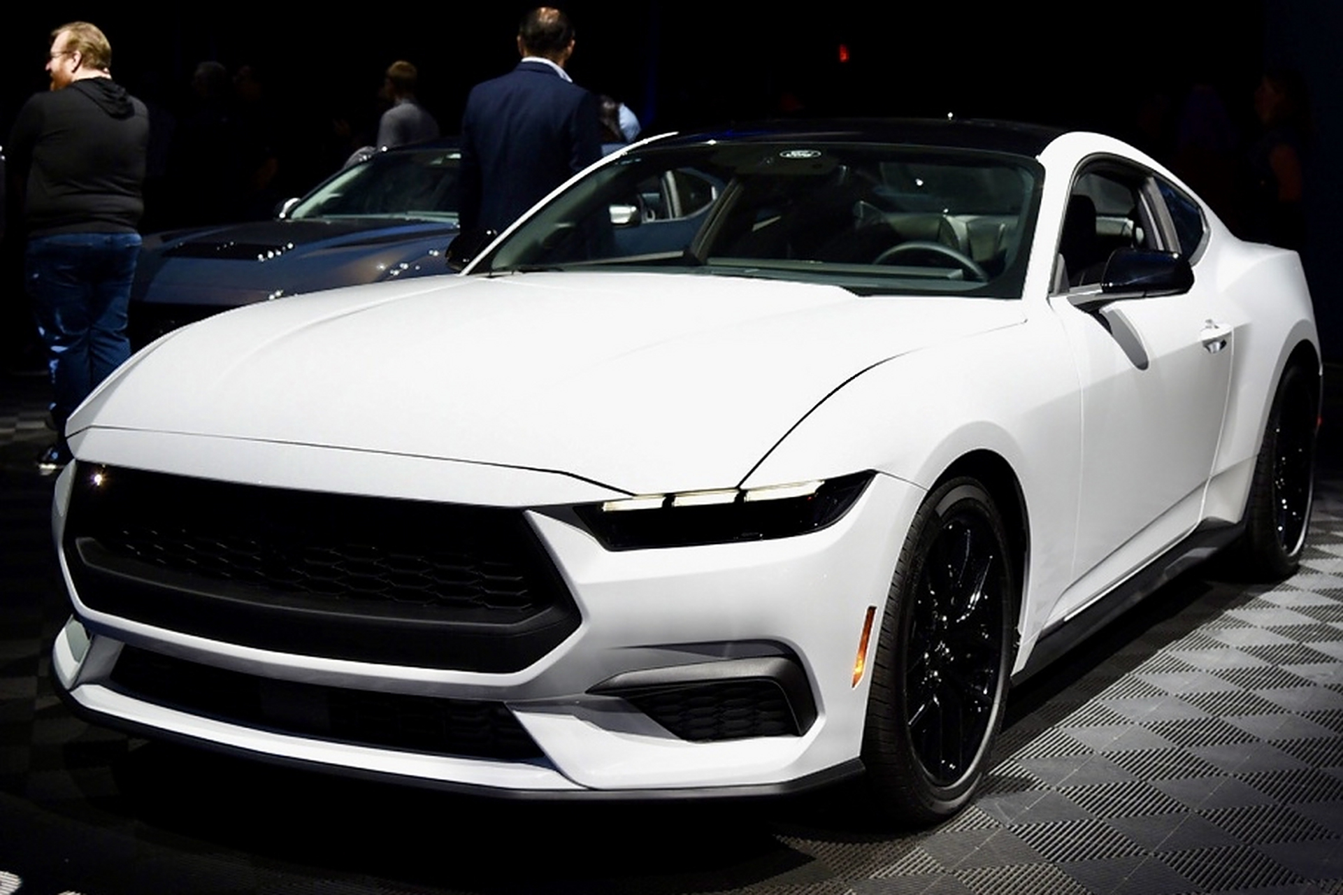 福特2024新款野马超跑,前大灯升级成"眯眯眼"式线式状,尾部大灯也粗旷