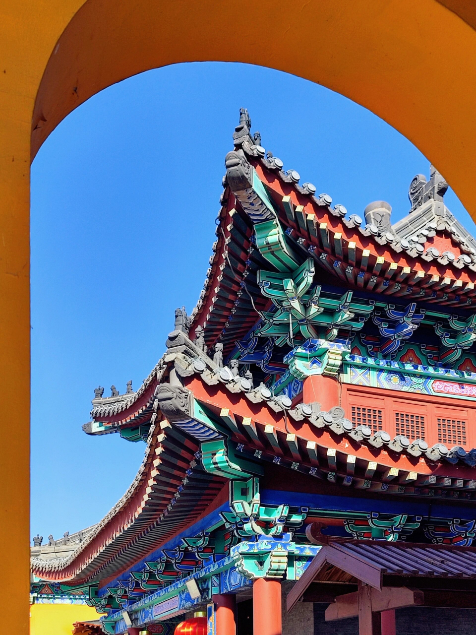 青岛胶州的慈云寺,建筑雄伟庄严,其中藏经楼的斗拱真的很抢眼,不得不