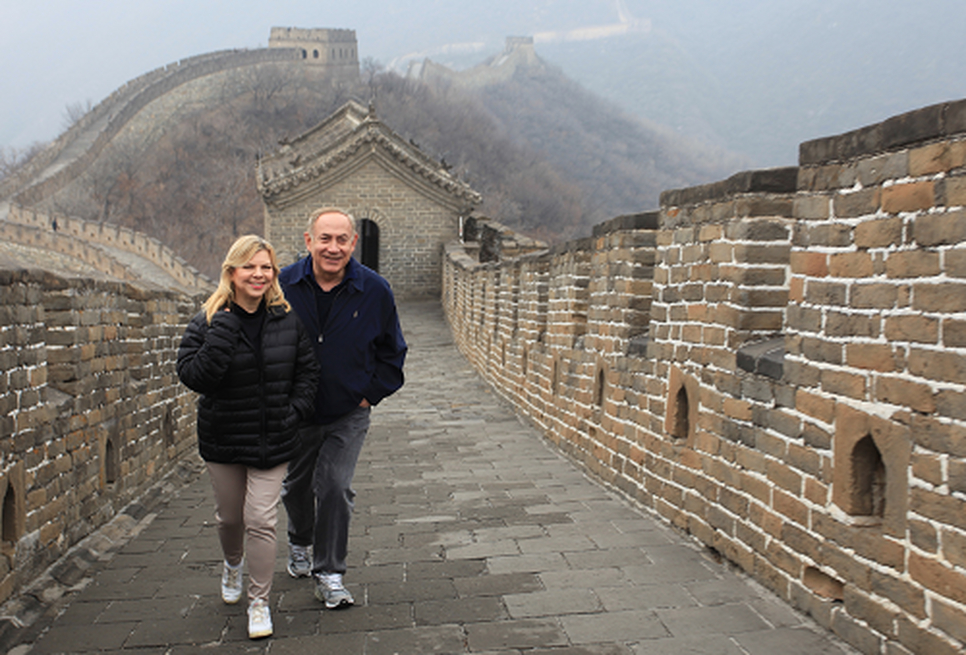 内塔尼亚胡曾经和妻子攀登长城,看到长城雄伟壮观,他和妻子愉快的与