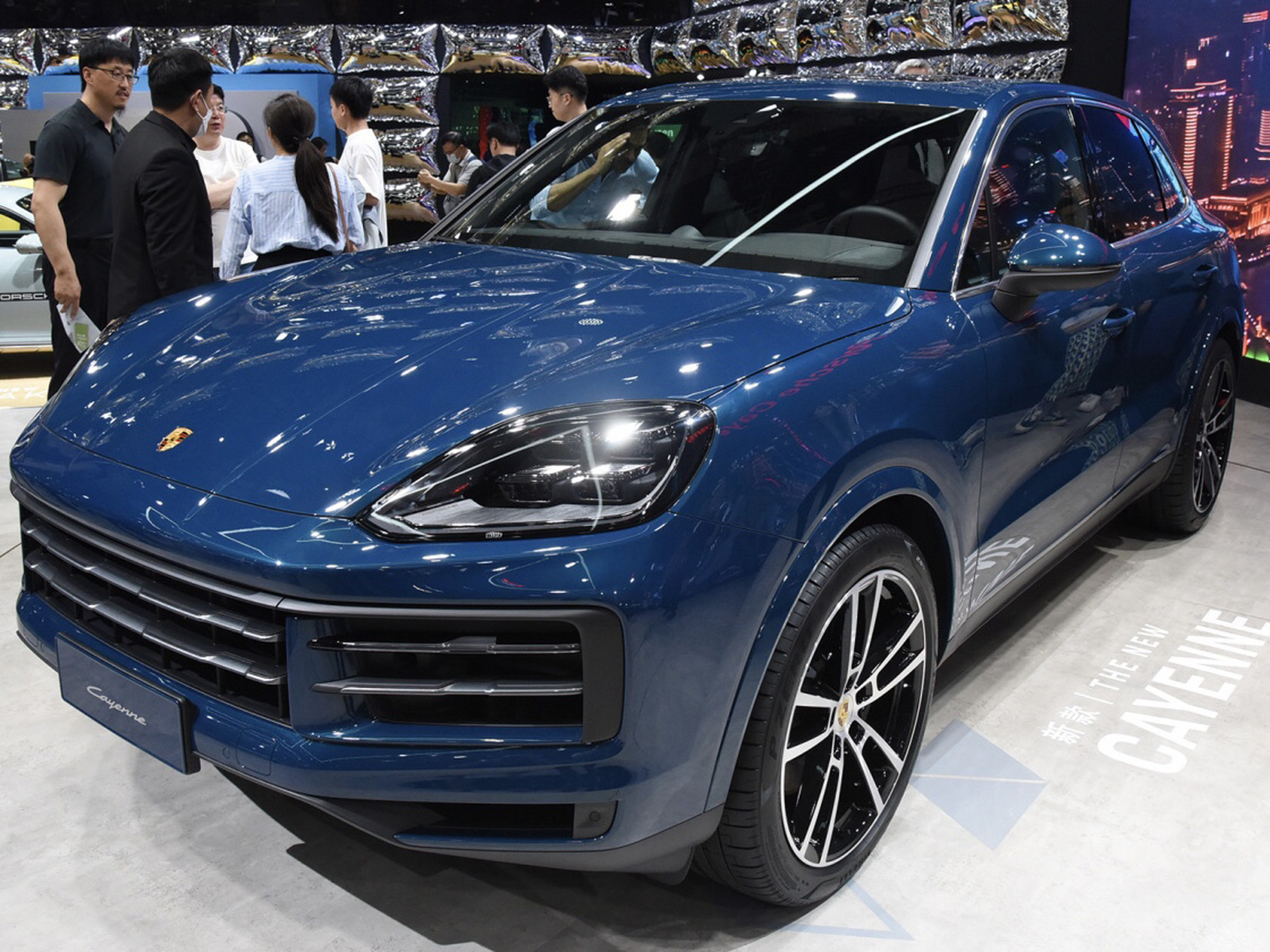 保时捷2024最新款卡宴车型实车靓照分享,前脸进气格栅硬朗霸气,尾部