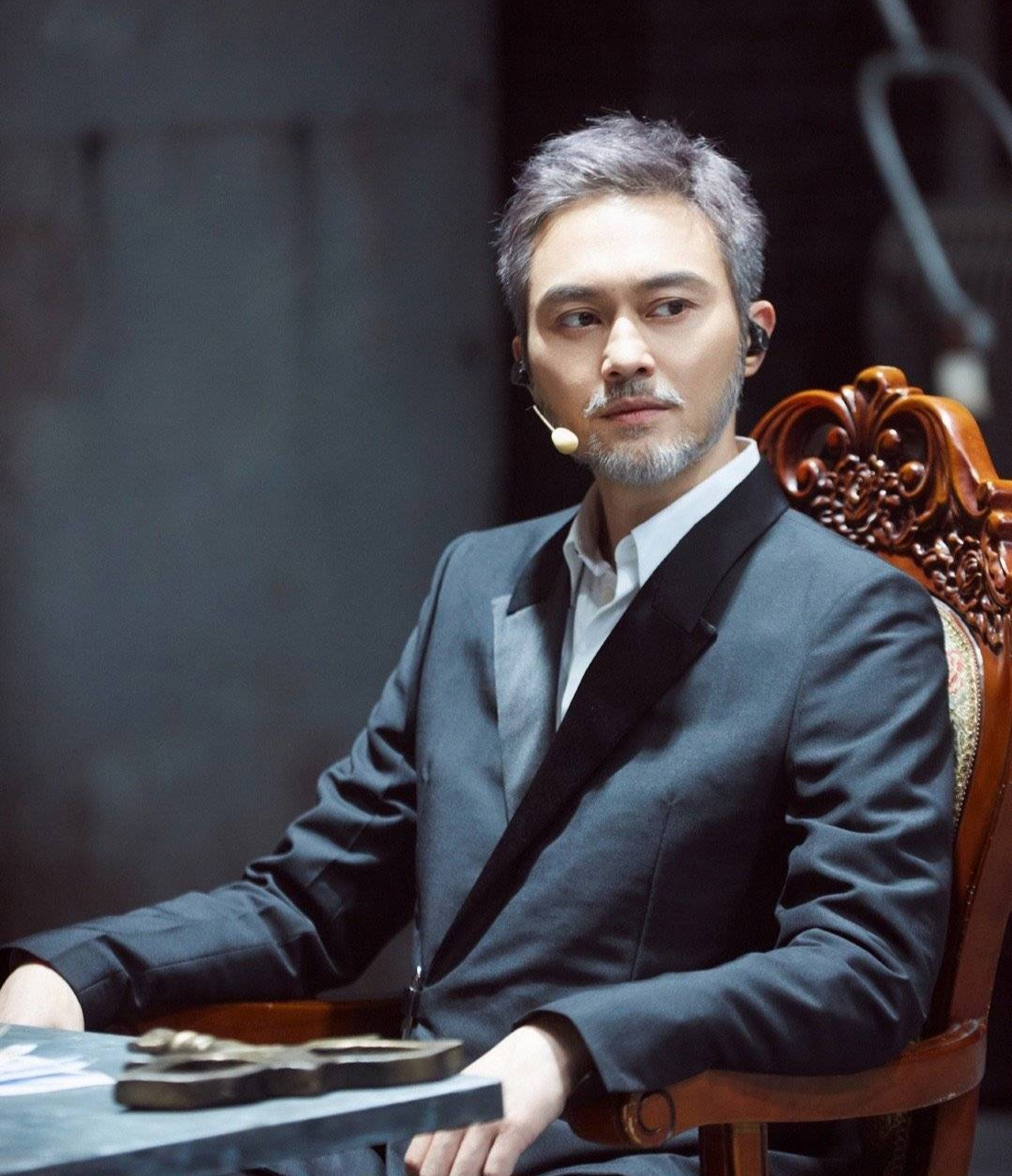 网友餐厅偶遇张智霖和袁咏仪,张智霖胡子头发都白了,袁咏仪的状态倒是