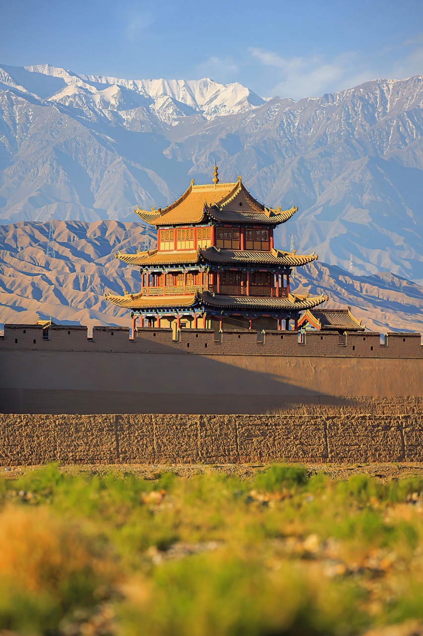 号称"天下第一雄关",东有山海关,中有镇北台,西有嘉峪关.