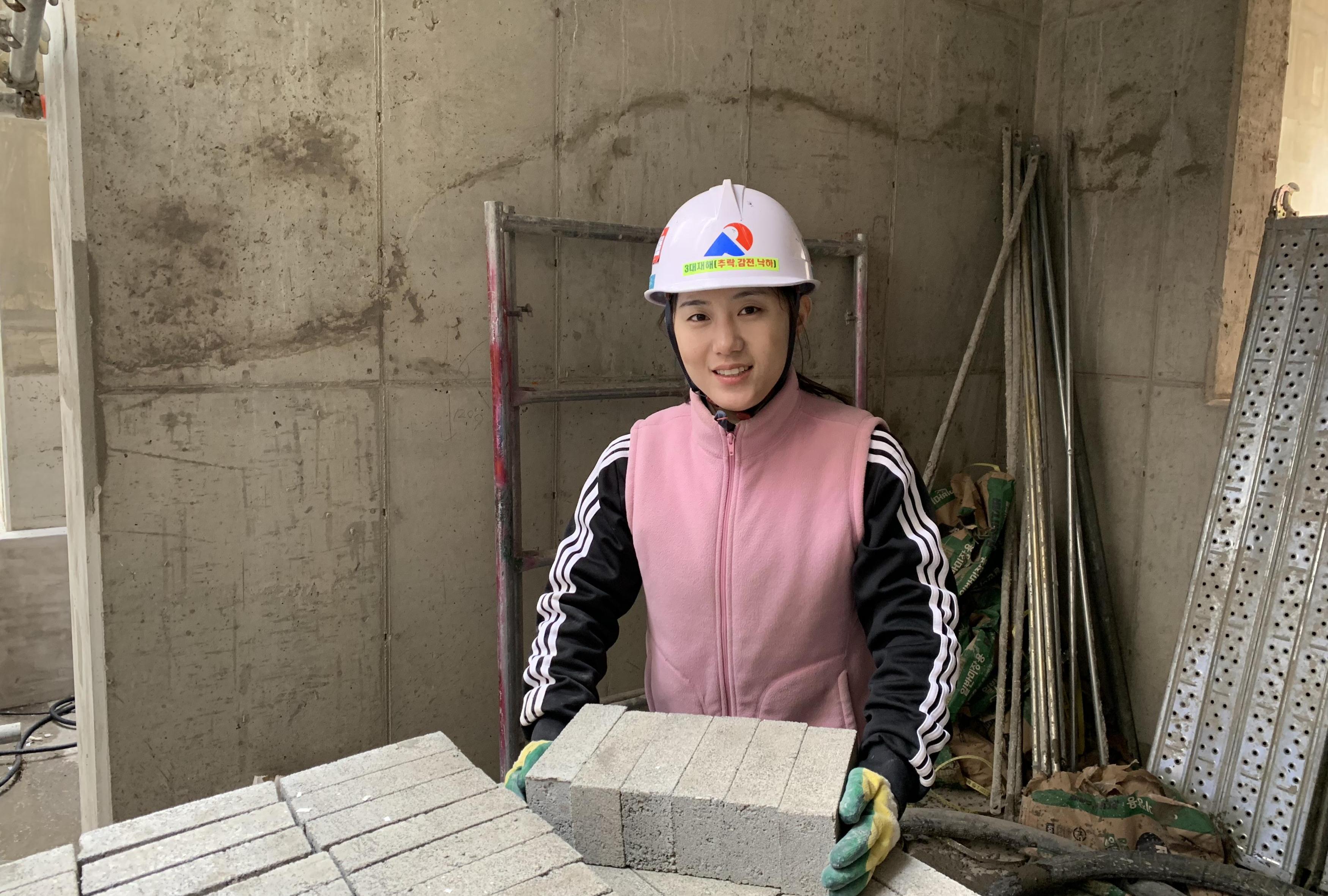 月入2万,本科美女毕业生做泥瓦匠 小周本科毕业于西安建筑科技大学