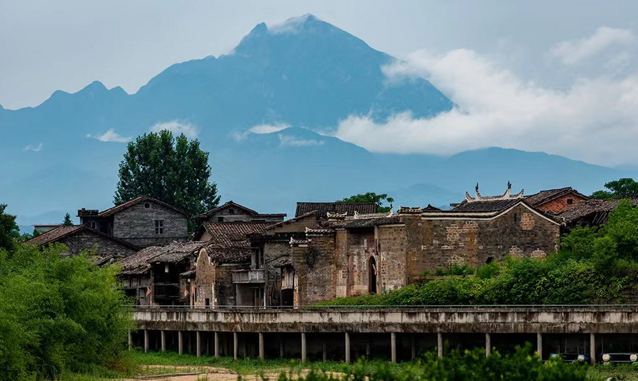 瑞金市位于江西省东南部,地势起伏,交通便捷,资源丰富.
