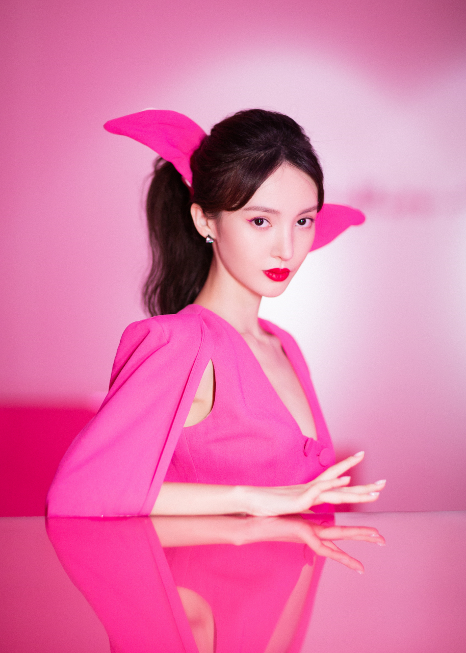 2月图文动态激励计划# 金晨粉色衣服出席活动,大长腿吸睛.