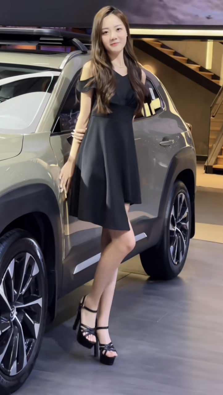 门门,2001年出生于辽宁沈阳,身高170厘米,体重50公斤,网红美女车模