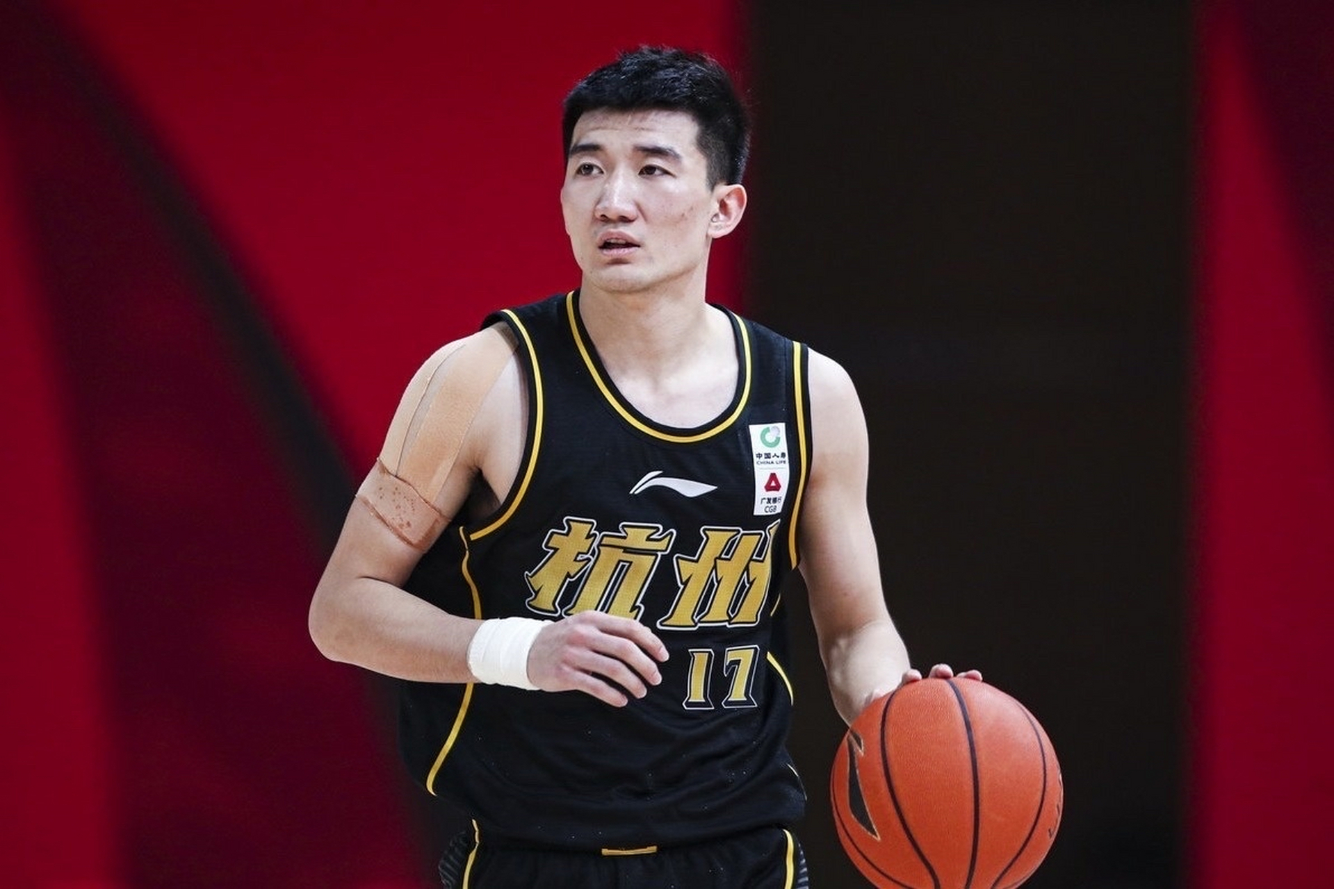 据篮球记者宋翔报道称,浙江广厦男篮球员孙铭徽因膝盖伤势再次落选