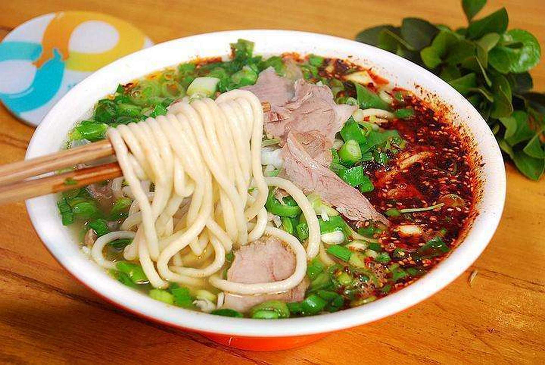 需注意水的温度,面坯厚度,炒肉末火候,汤底调料和压制面条力度.