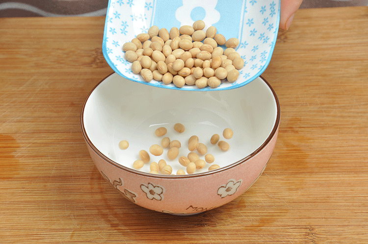 (文末有微波黄豆的注意事项哦!)9,将所有的材料浇到豆腐上.