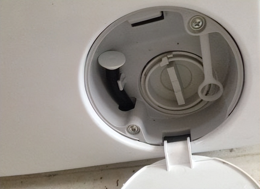 海尔滚筒洗衣机:清理排污口,避免形成水垢或杂物堆积!