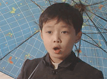 6岁,参演当时的农村电视剧《咱老百姓》.理论上讲,张艺兴应该是童