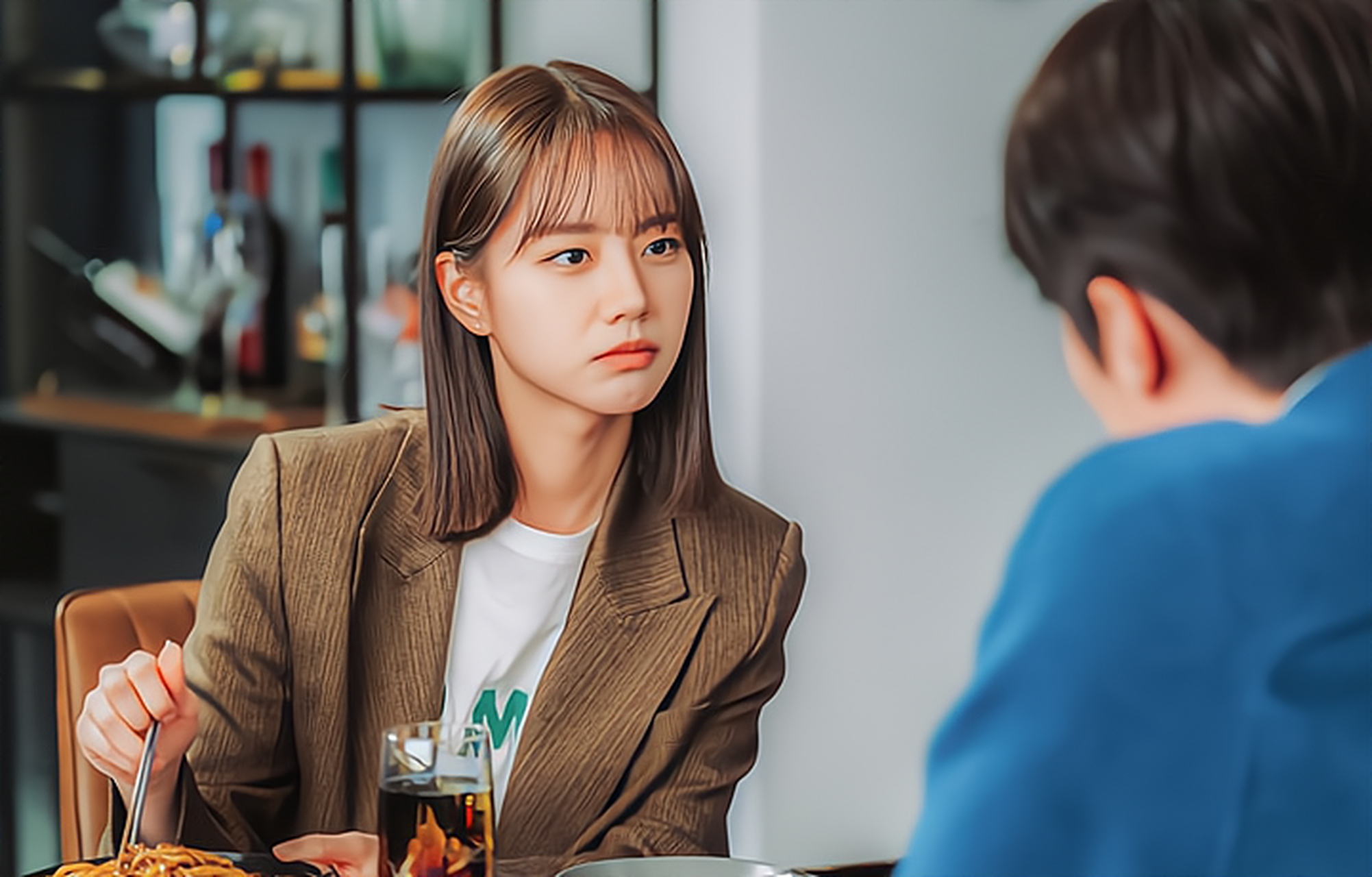 余冰和霍淳石的婚姻存在矛盾,余冰决定离婚.