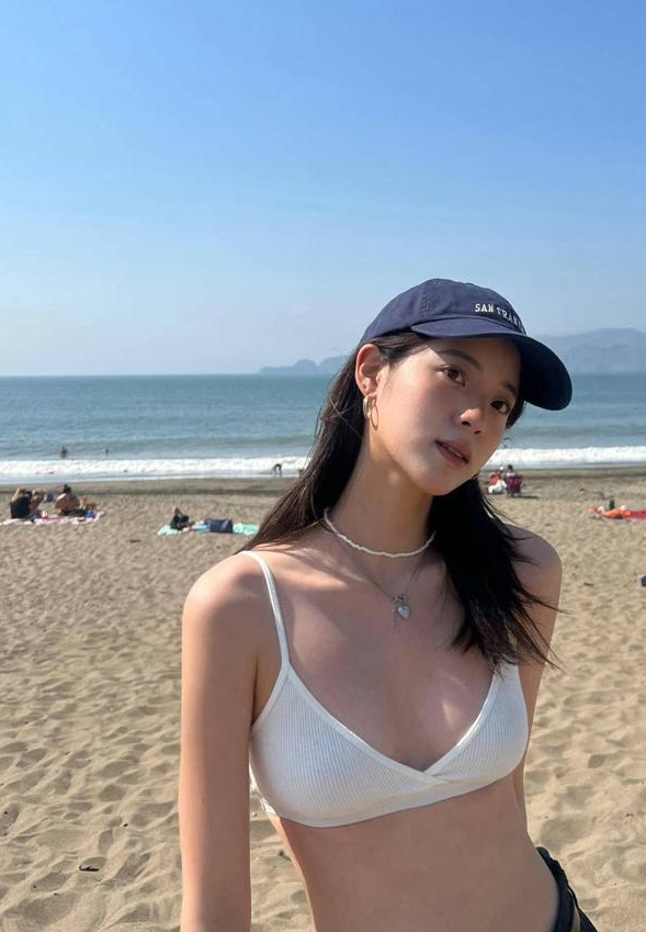 欧阳娜娜泳装照被公开羞辱:她的胸,谁在意.网友:身材真棒!