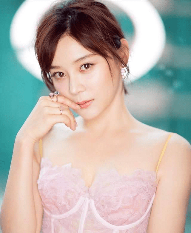 袁姗姗36岁依旧美艳动人!身材饱满引人瞩目,保养有术令人羡慕