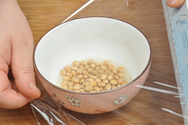 10,再依次放上榨菜丁,微波黄豆,麻辣花生碎.