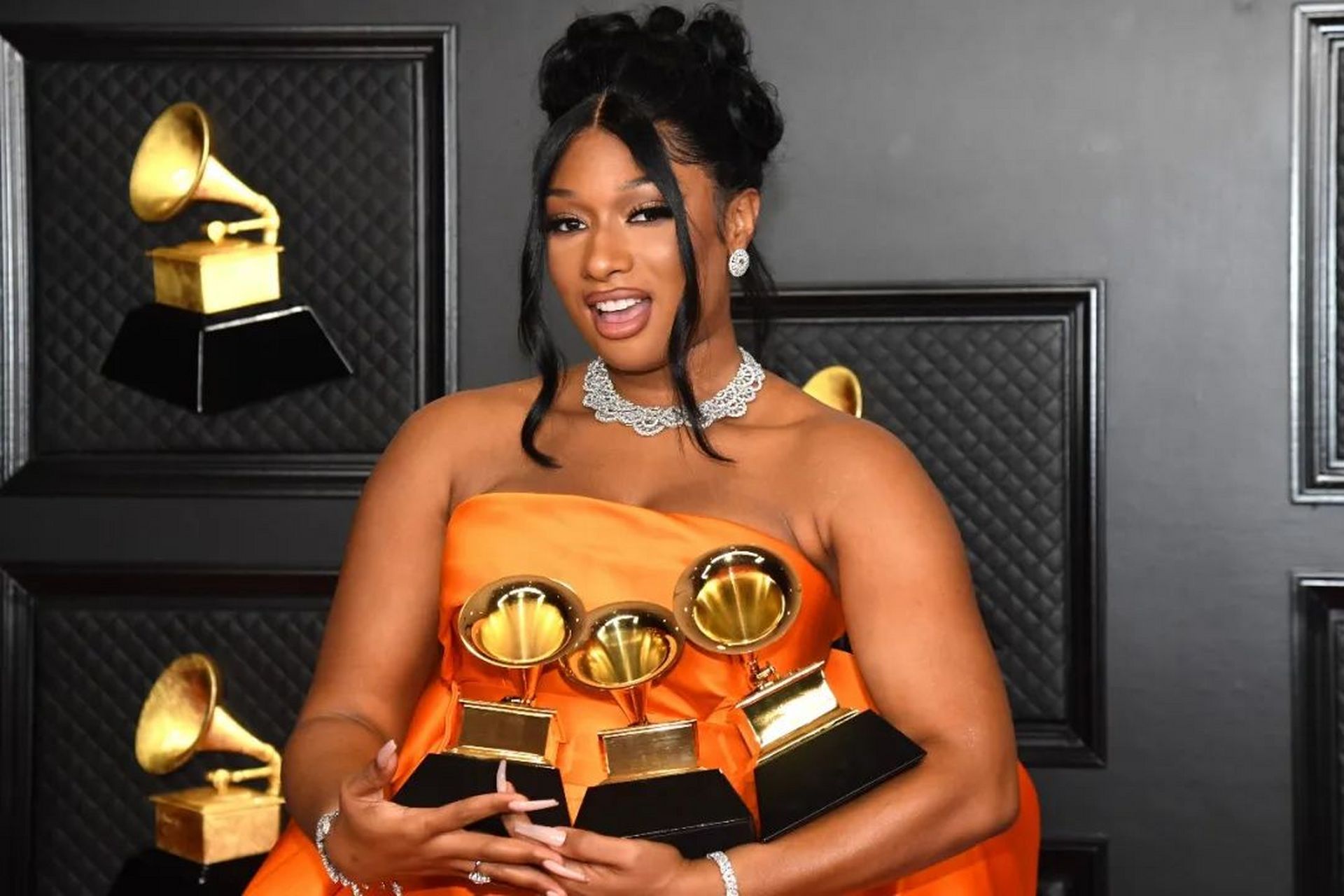 在2021年3月,megan thee stallion 凭借其出色的才华荣获第63届格莱美