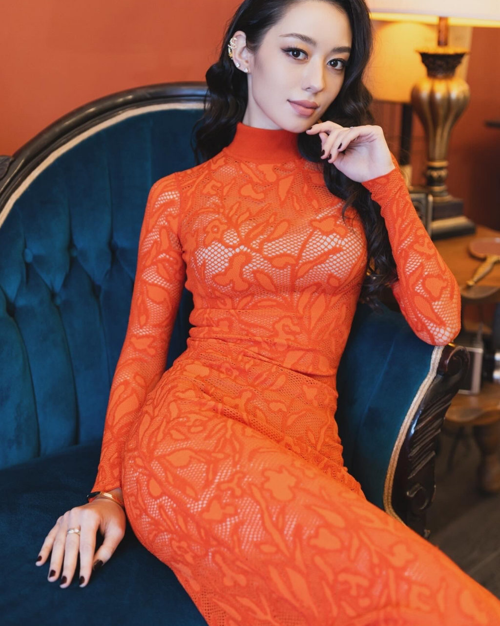 朗朗老婆吉娜爱丽丝格莱美造型,中国红特别美.