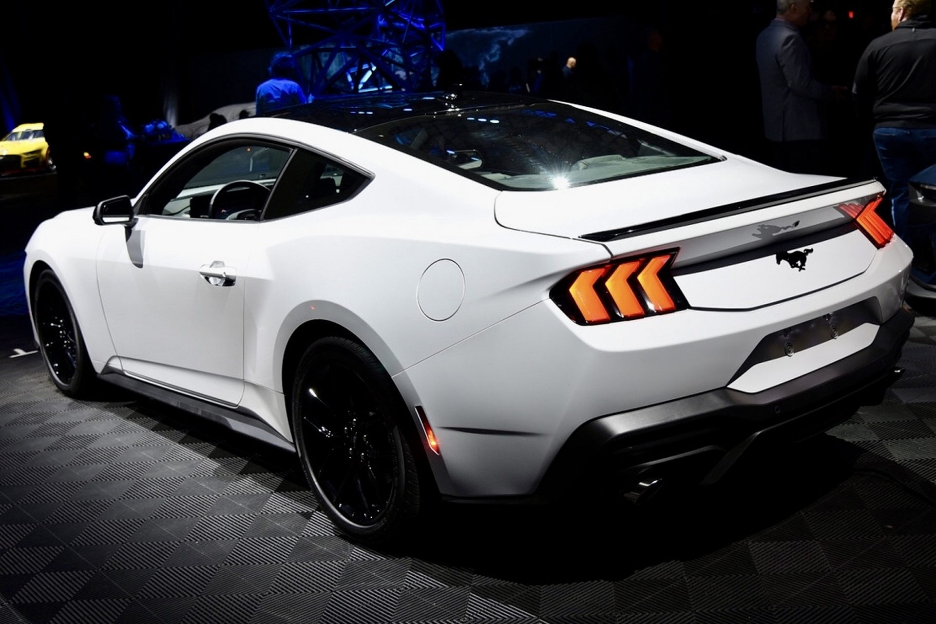 福特2024新款野马超跑,前大灯升级成"眯眯眼"式线式状,尾部大灯也粗旷