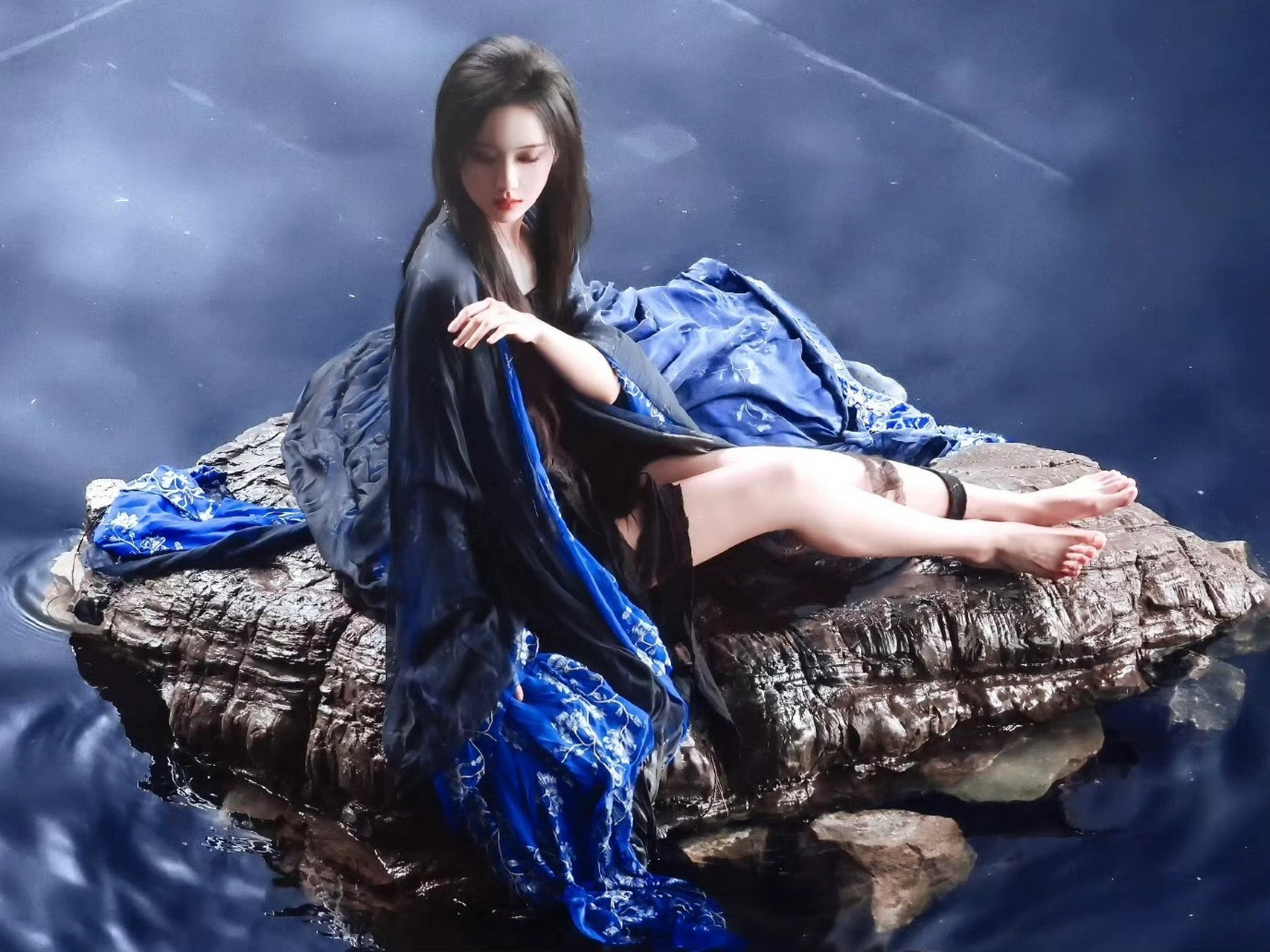 陈都灵一袭深蓝色古装造型,清冷无比,美的惊心动魄!