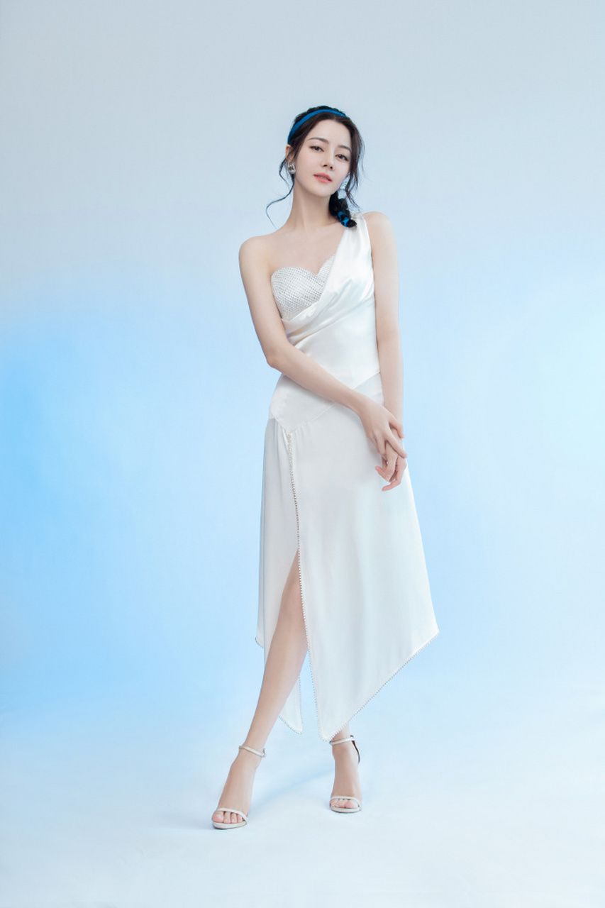 迪丽热巴的纯白吊带礼服