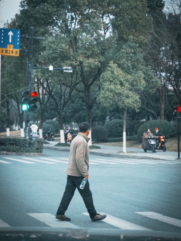 行路匆匆  行走中的时光,记录匆匆的步履  这组照片记录了我穿梭于